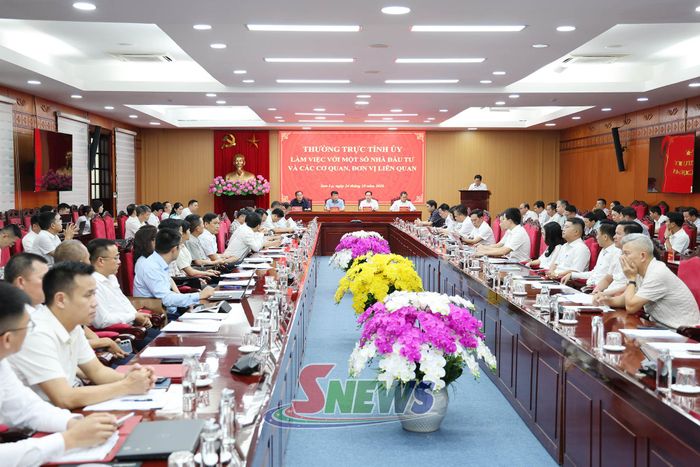 Thường trực Tỉnh ủy làm việc với các nhà đầu tư và cơ quan, đơn vị liên quan về việc triển khai các dự án khởi công trên địa bàn tỉnh trong quý IV/2026. Ảnh: PV