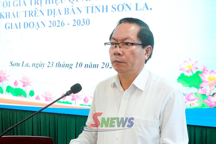 Đại diện Trung tâm Xúc tiến Đầu tư, Thương mại và Du lịch tỉnh trình bày tham luận.
