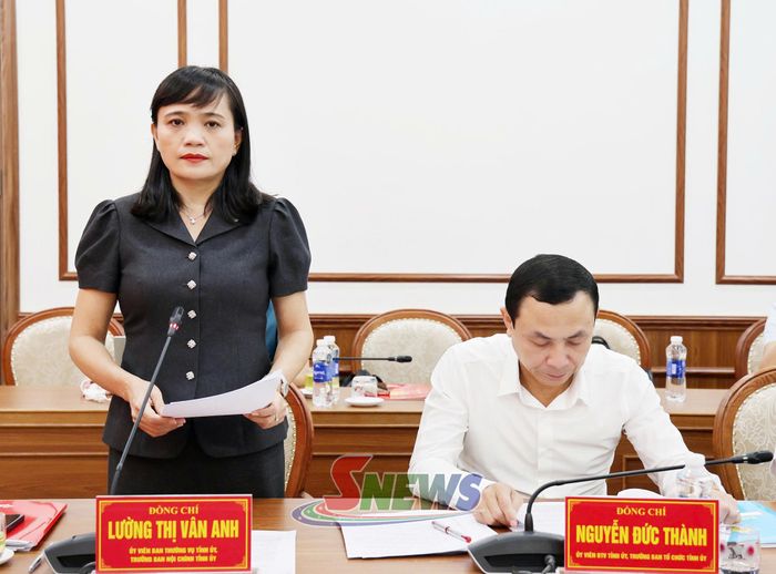 Lãnh đạo Ban Nội chính Tỉnh ủy báo cáo tại cuộc họp.