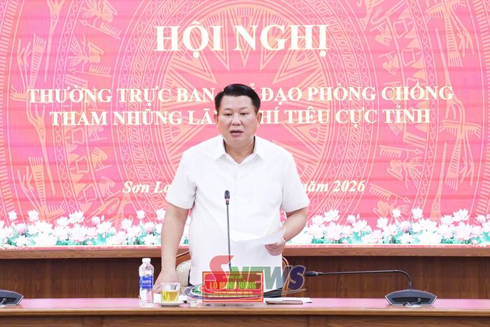 Đồng chí Lò Minh Hùng, Phó Bí thư Thường trực Tỉnh ủy, Chủ tịch HĐND tỉnh, Phó trưởng Ban Chỉ đạo PCTNLPTC tỉnh phát biểu tại cuộc họp.