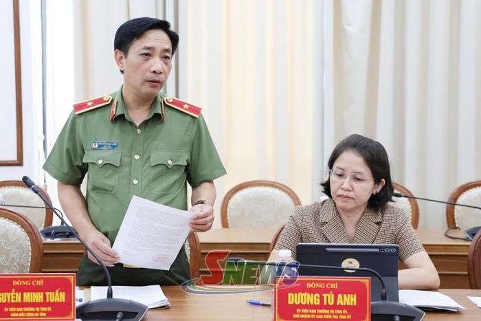 Lãnh đạo Công an tỉnh báo cáo tại cuộc họp.