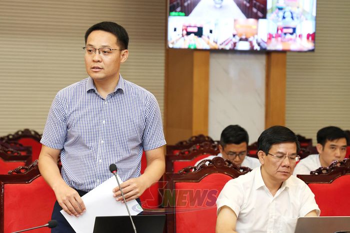 Lãnh đạo Ban Quản lý Dự án đầu tư xây dựng các công trình giao thông tỉnh phát biểu tại cuộc họp.