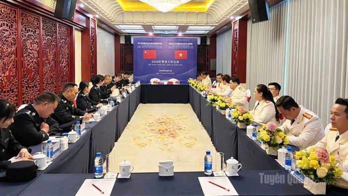 Đoàn công tác Phòng Quản lý xuất nhập cảnh, Công an tỉnh Tuyên Quang hội đàm với Chi đội Hợp tác quốc tế, Công an châu Văn Sơn.