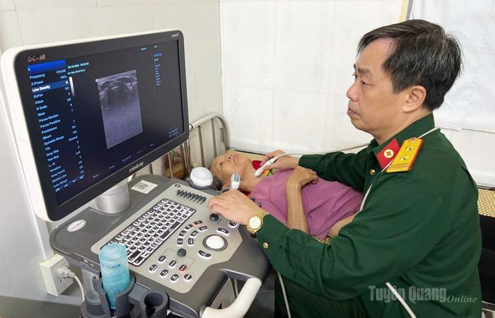 Người dân được siêu âm tổng quát.