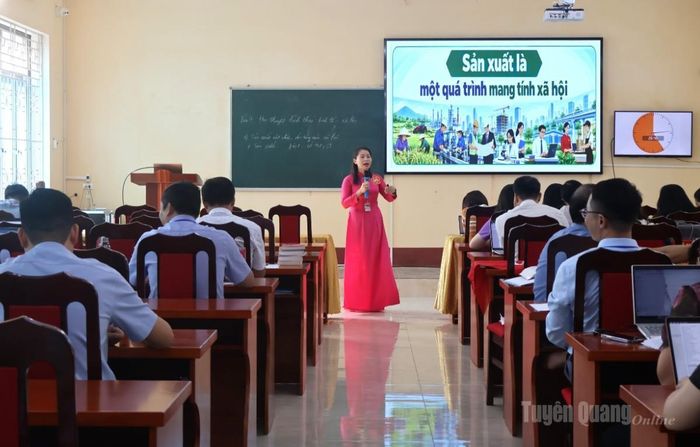 Giảng viên thực hiện phần thi giảng bài trên lớp.