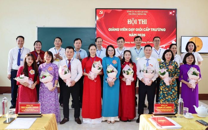 Ban Tổ chức Hội thi tặng hoa chúc mừng các giảng viên tham dự hội thi.