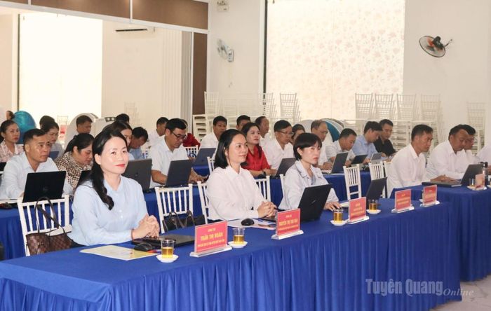 Các đại biểu và học viên tham dự buổi tập huấn.