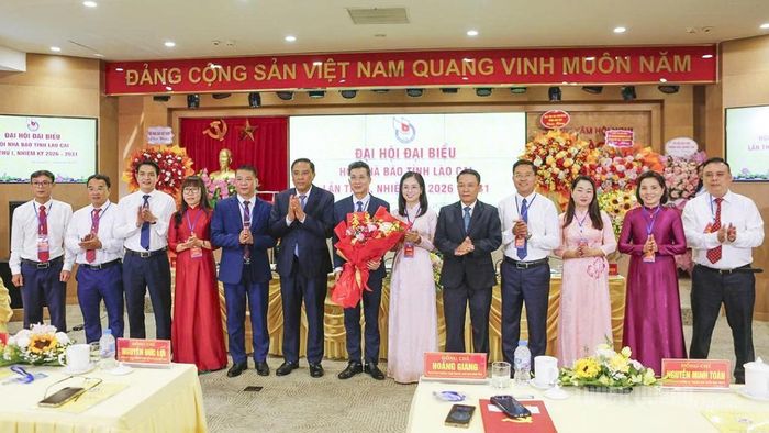 Lãnh đạo Hội Nhà báo Việt Nam và lãnh đạo tỉnh Lào Cai tặng hoa chúc mừng BCH khoá I, nhiệm kỳ 2026-2031.
