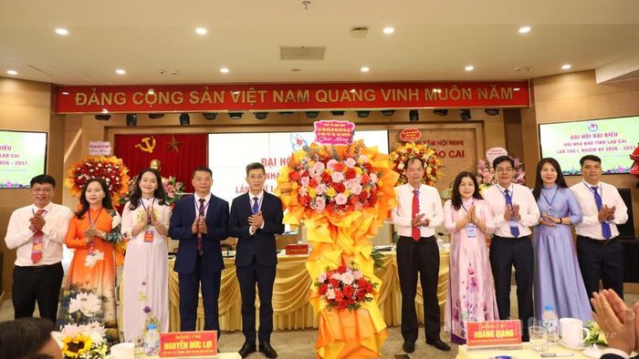 Đại diện Cụm thi đua miền núi biên giới phía Bắc tặng hoa chúc mừng Đại hội.
