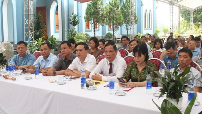 Đại biểu dự chương trình.