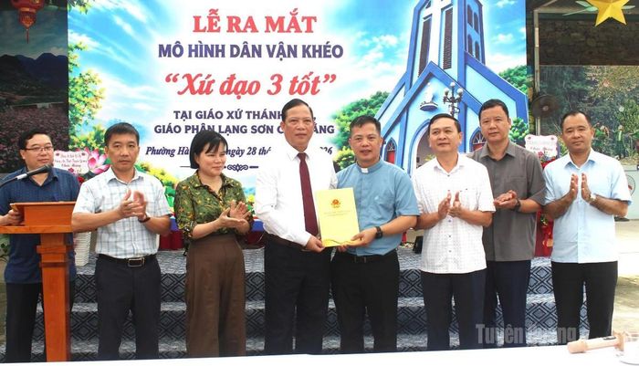 Đại biểu trao bản cam kết thực hiện mô hình.