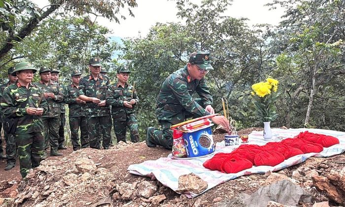 Cán bộ Đội Tìm kiếm, quy tập hài cốt liệt sĩ Bộ CHQS tỉnh thực hiện nhiệm vụ tại Bình độ 300, xã Thanh Thủy.