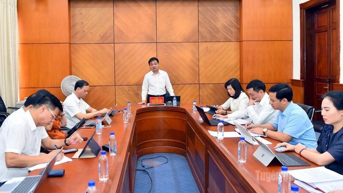 Đồng chí Nguyễn Hưng Vượng, Chủ nhiệm Ủy ban Kiểm tra Tỉnh ủy điều hành thảo luận tại tổ thảo luận số 2.