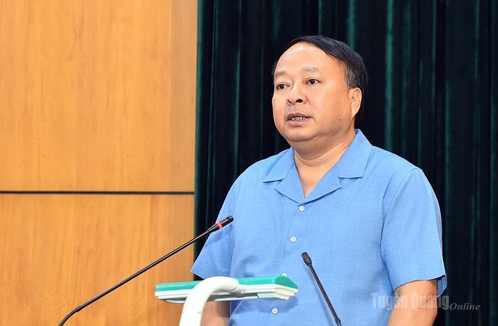 Đồng chí Chủ tịch UBND tỉnh Phan Huy Ngọc phát biểu thảo luận tại hội nghị.