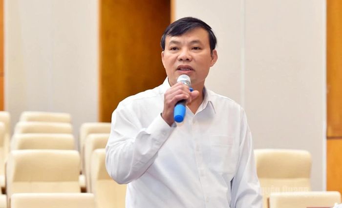 Đồng chí Nguyễn Văn Thắng, Phó Bí thư Đảng ủy UBND tỉnh phát biểu thảo luận.