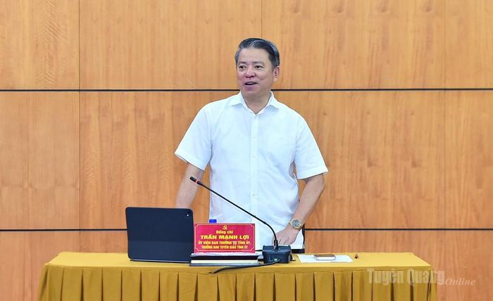 Đồng chí Trần Mạnh Lợi, Trưởng Ban Tuyên giáo chủ trì thảo luận tại tổ.