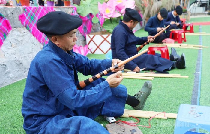 Các nghệ nhân thi làm khèn Mông.