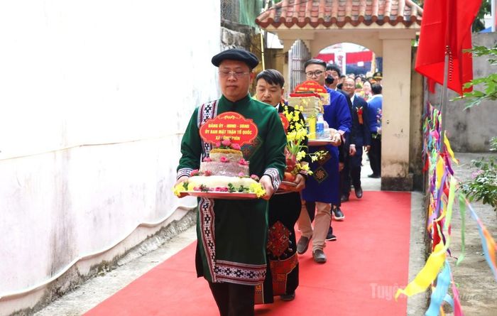 Các đơn vị thực hiện nghi lễ dâng lễ cúng tại Chùa Quan Âm.