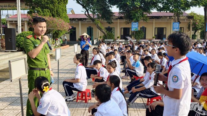 Đại úy Trịnh Xuân Đạt, Công an xã Tân Cương, trao đổi với học sinh Trường THCS Tân Cương trong buổi tuyên truyền, phổ biến kiến thức pháp luật