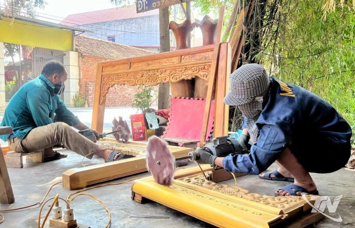 Làng nghề Mộc Phương Độ, xã Phú Bình vẫn tạo việc làm thường xuyên cho khoảng 125 lao động với thu nhập ổn định.
