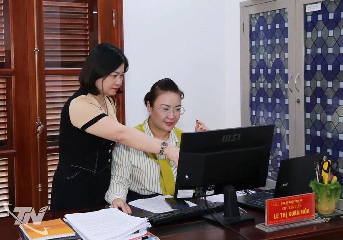 Cán bộ Phòng Tổ chức đảng, đảng viên (Ban Tổ chức Tỉnh ủy Thái Nguyên) hướng dẫn nghiệp vụ trực tuyến cho các tổ chức cơ sở đảng.