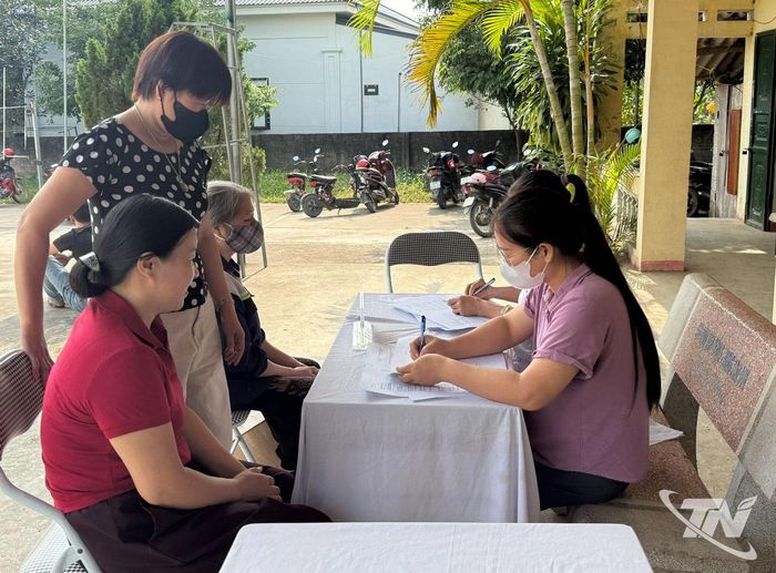 Người dân xã Vạn Phú được khám sàng lọc tại nhà văn hóa xóm.