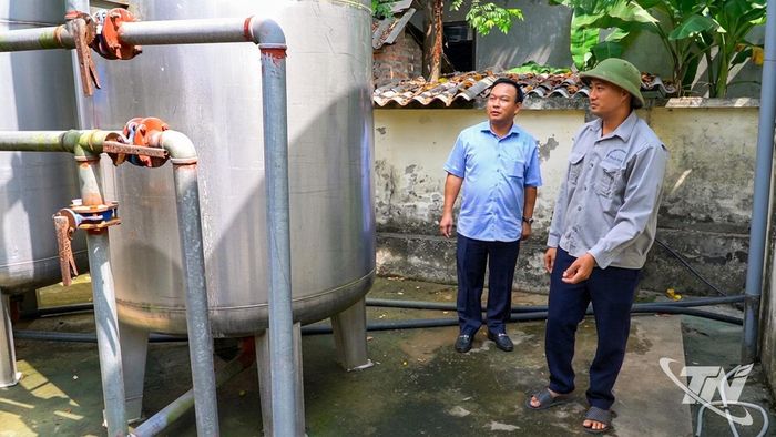 Ông Nguyễn Văn Trường, Giám đốc Trung tâm Nước sinh hoạt và Vệ sinh môi trường nông thôn tỉnh Thái Nguyên, kiểm tra công trình cấp nước tập trung Cổ Lũng, xã Vô Tranh.
