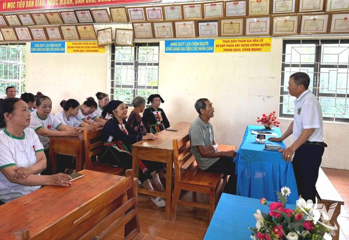 Thành viên Câu lạc bộ liên thế hệ tự giúp nhau ở xóm Phú Nam (xã Vô Tranh) trao đổi về chăm sóc, bảo vệ sức khỏe.