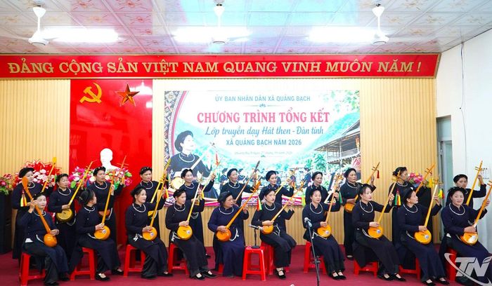 Một tiết mục biểu diễn tại chương trình tổng kết lớp.