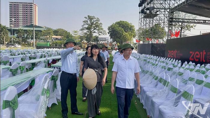 Đoàn công tác kiểm tra khu vực bố trí ghế ngồi của đại biểu tại Quảng trường Võ Nguyên Giáp.