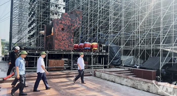 Đoàn công tác kiểm tra phương án bảo đảm an toàn khu vực sân khấu.
