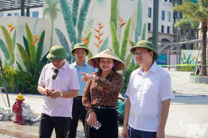Đồng chí Đinh Quang Tuyên, Phó Bí thư Tỉnh ủy, Chủ tịch Ủy ban MTTQ Việt Nam tỉnh và đồng chí Nguyễn Thị Loan, Phó Chủ tịch UBND tỉnh kiểm tra công tác chuẩn bị tại Dự án khu phố đi bộ trung tâm.