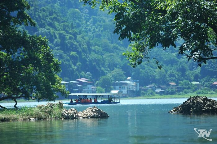 Hồ Ba Bể là điểm du lịch sinh thái, nghỉ dưỡng đầy tiềm năng nhờ cảnh quan hùng vĩ và hệ sinh thái đa dạng. Ảnh: Quang Khải