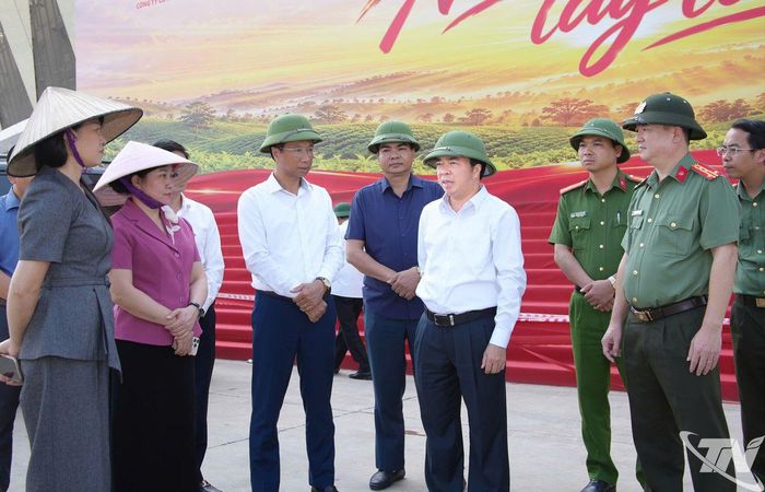 Đồng chí Bùi Văn Lương kiểm tra công tác chuẩn bị Chương trình "Nối vòng tay lớn" tại Sân vận động Thái Nguyên.