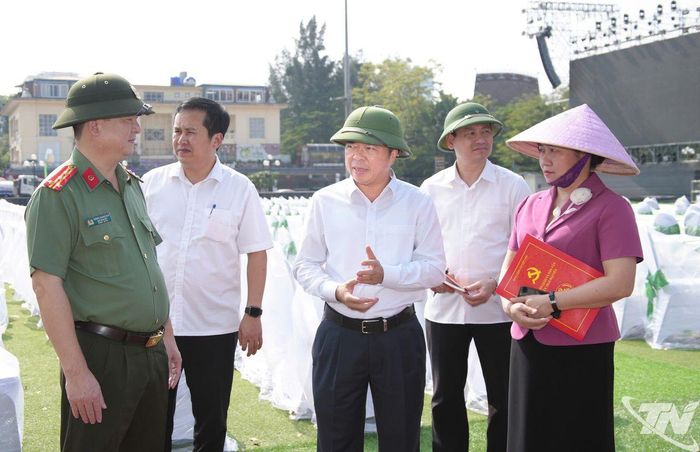 Đồng chí Bùi Văn Lương cùng lãnh đạo các sở, ngành, đơn vị kiểm tra công tác chuẩn bị Festival Trà Quốc tế - Thái Nguyên 2026 tại Quảng trường Võ Nguyên Giáp.