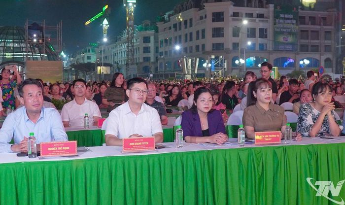 Các đồng chí lãnh đạo tỉnh và đại biểu dự tổng duyệt.