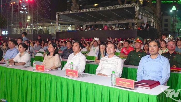 Các đồng chí lãnh đạo tỉnh và đại biểu dự tổng duyệt.