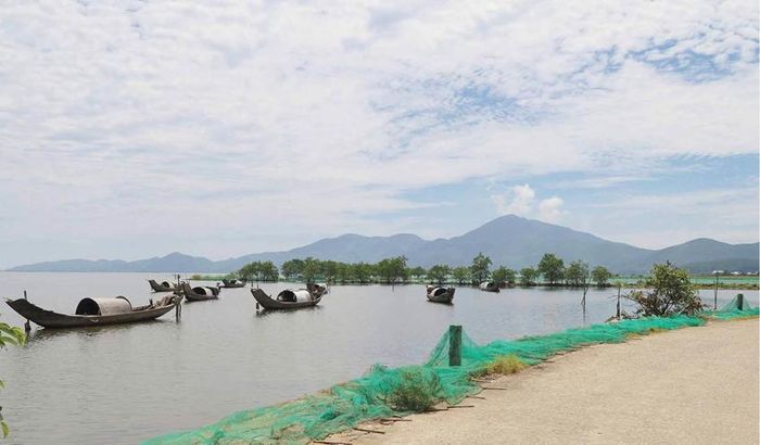 Khung cảnh đầm phá và nhịp sống làng chài là yếu tố thuận lợi để xã Phú Lộc phát triển du lịch.