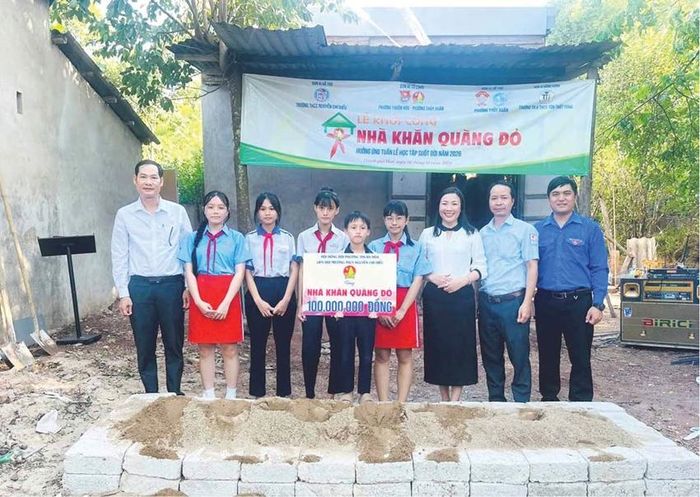 Trường THCS Nguyễn Chí Diểu hỗ trợ 100 triệu đồng giúp học sinh có hoàn cảnh khó khăn xây dựng nhà ở.