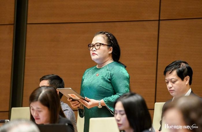 Đại biểu Nguyễn Thị Sửu tham gia thảo luận ở hội trường. Ảnh: Đoàn ĐBQH thành phố cung cấp 