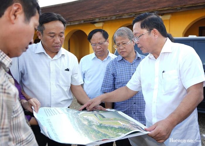  Lãnh đạo thành phố khảo sát các điểm di tích có thể phát triển thêm các sản phẩm du lịch mới.