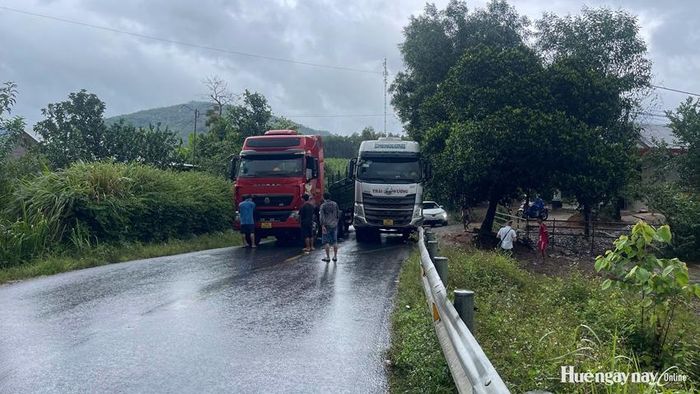 Hai phương tiện xe tải "mắc kẹt" trên Quốc lộ 49 đoạn qua xã A Lưới 5.