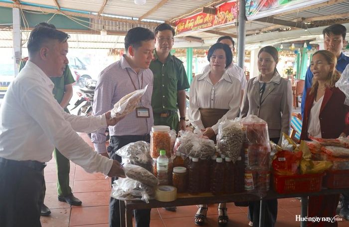 Đoàn kiểm tra liên ngành của xã Chân Mây - Lăng Cô kiểm tra hoạt động kinh doanh tại các quán biển sau phản ánh "mực ma" vào tháng 5/2026.