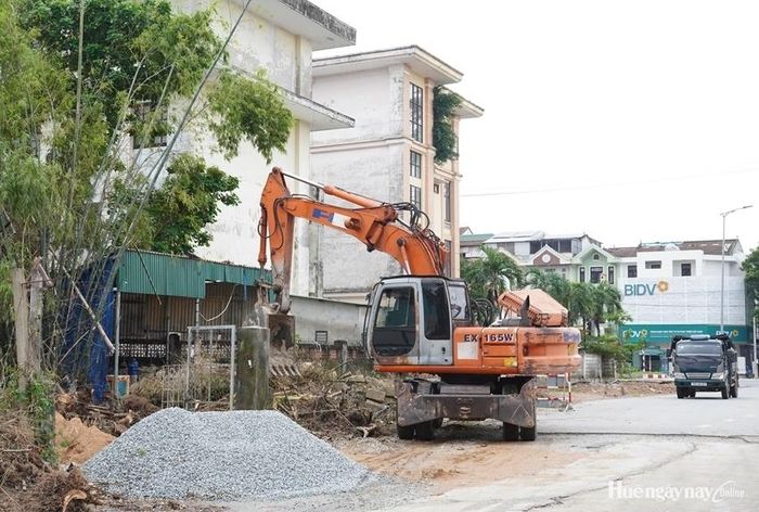  Thi công tại tuyến đường Lâm Hoằng. 