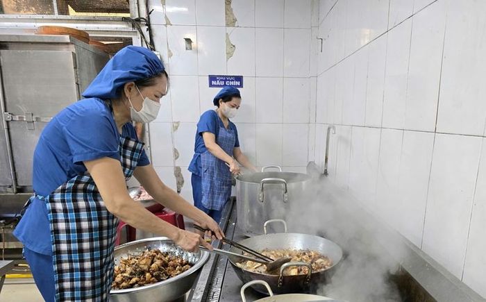 Chế biến thực phẩm chuẩn bị bữa ăn cho học sinh bán trú ở Trường Tiểu học Vĩnh Ninh.