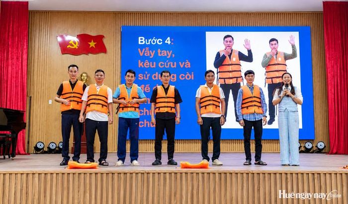 Các giáo viên thực hành bơi an toàn.