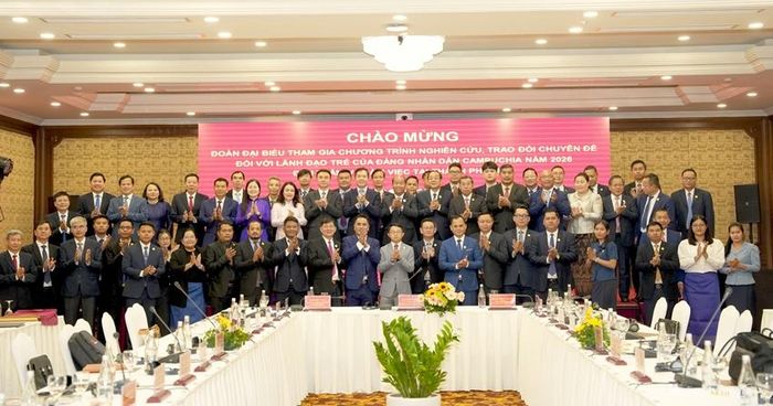  Các đại biểu chụp hình lưu niệm tại buổi làm việc.