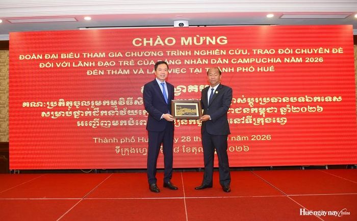  Đồng chí Trịnh Mạnh Linh tặng quà đến đồng chí Kem Sambath.