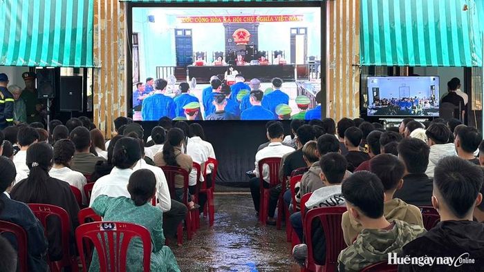 Đông đảo thanh thiếu niên và sinh viên tham dự phiên tòa nhằm nâng cao nhận thức, ý thức chấp hành pháp luật. 