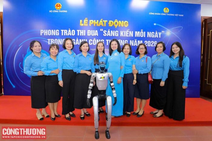 Robot hình người Humanoid chụp ảnh lưu niệm cùng các đại biểu tham dự Lễ phát động, tạo điểm nhấn cho hoạt động trải nghiệm công nghệ.